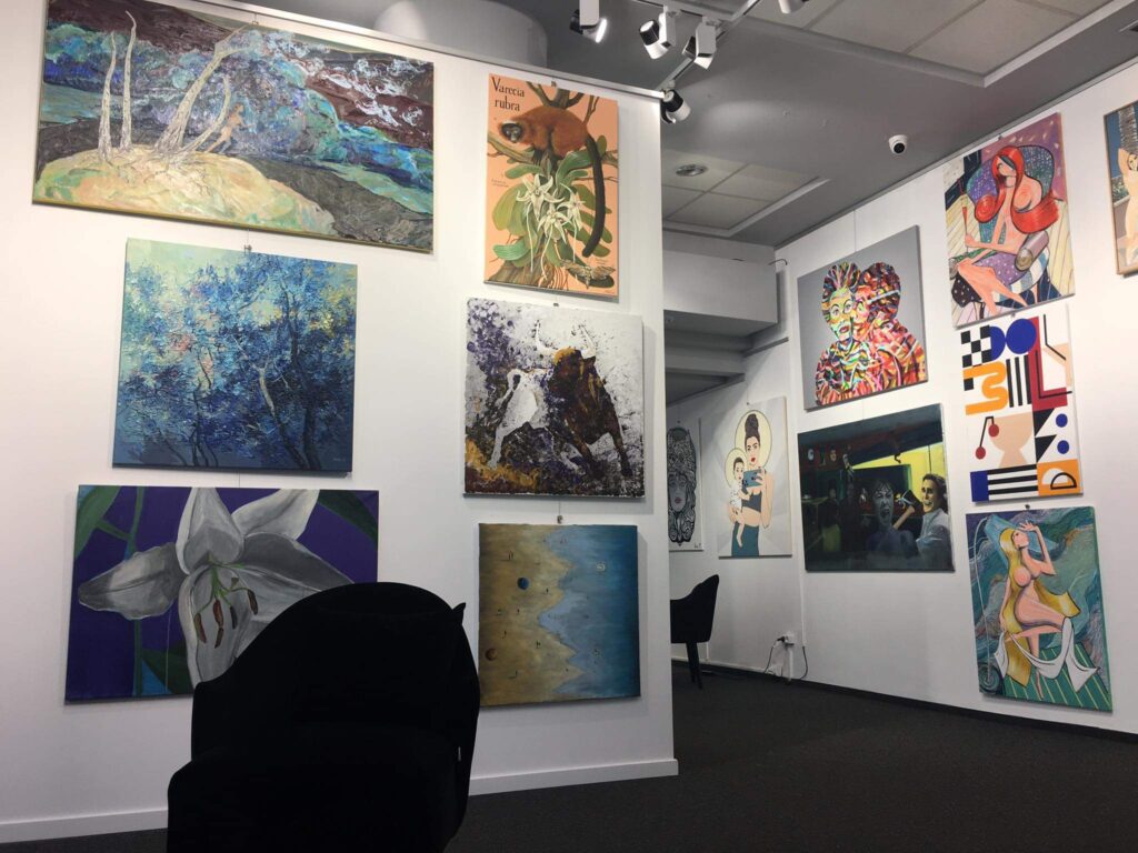 PRE-AUCTION EXHIBITION: „WARI (Varecia rubra)” – LIBRA Auction House, WARSAW